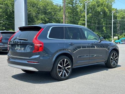 2022 Volvo XC90 T6 Momentum 7 Passenger