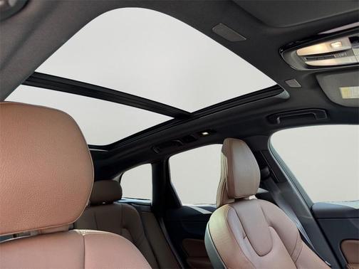 2025 Volvo XC60 Plug-In Hybrid T8 Plus