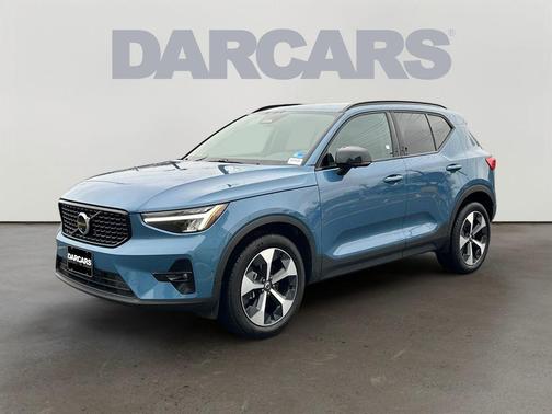 2025 Volvo XC40 B5 Plus Dark Theme