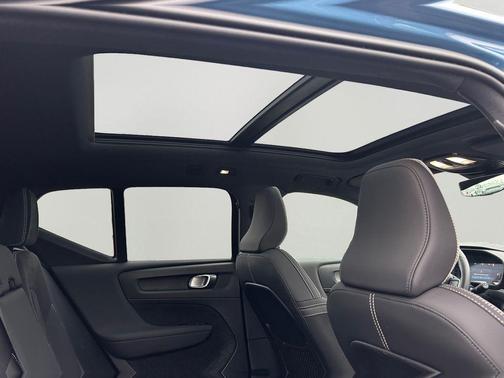 2025 Volvo XC40 B5 Plus Dark Theme