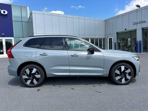 2025 Volvo XC60 Plug-In Hybrid T8 Plus