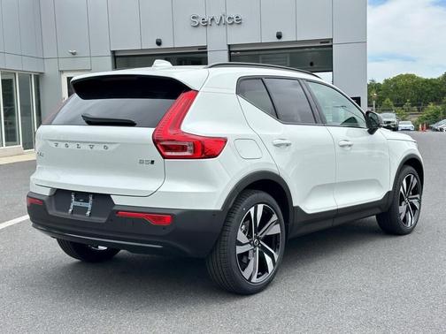 2025 Volvo XC40 B5 Plus Dark Theme