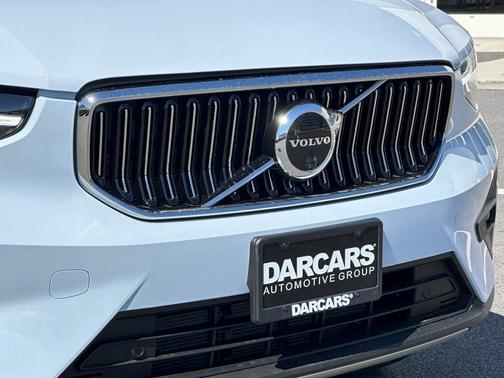 2025 Volvo XC40 B5 Ultra Bright Theme