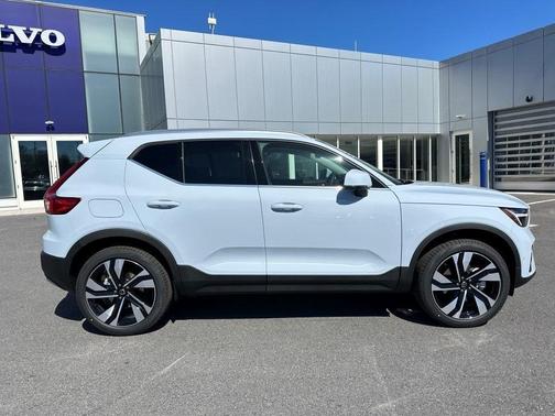 2025 Volvo XC40 B5 Ultra Bright Theme