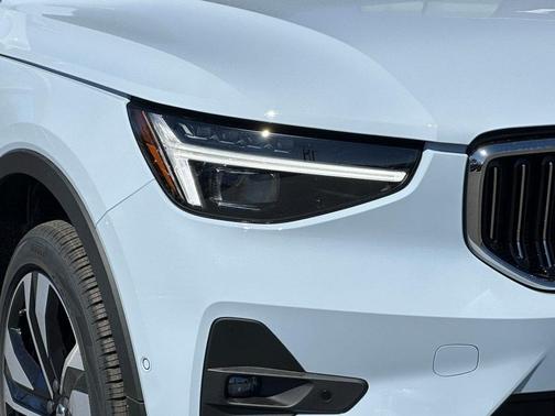 2025 Volvo XC40 B5 Ultra Bright Theme