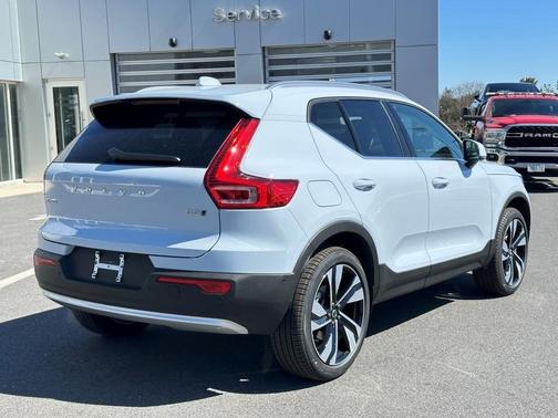 2025 Volvo XC40 B5 Ultra Bright Theme
