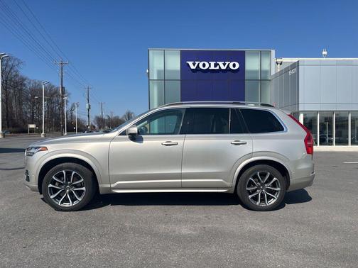 2017 Volvo XC90 T6 Momentum