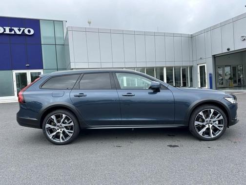 2025 Volvo V90 Cross Country B6 Ultra