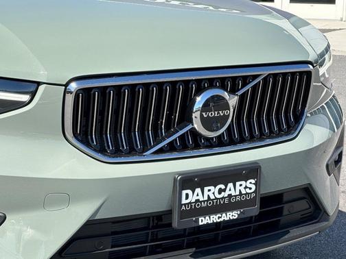2025 Volvo XC40 B5 Ultra Bright Theme