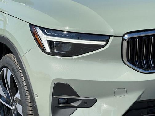 2025 Volvo XC40 B5 Ultra Bright Theme