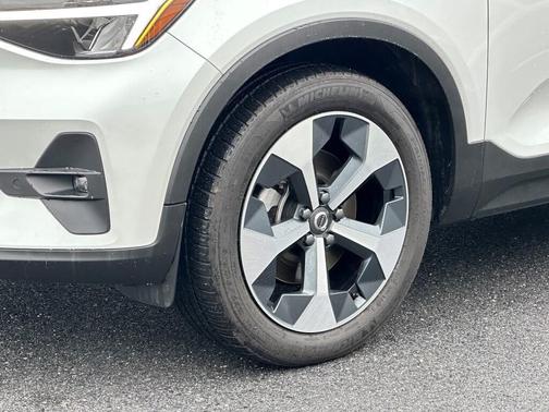 2023 Volvo XC40 B5 Plus Bright Theme