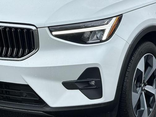 2023 Volvo XC40 B5 Plus Bright Theme
