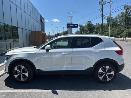 2023 Volvo XC40 B5 Plus Bright Theme