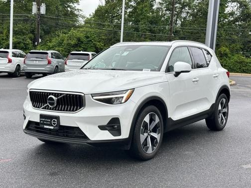 2023 Volvo XC40 B5 Plus Bright Theme