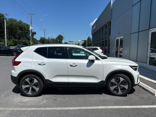2023 Volvo XC40 B5 Plus Bright Theme