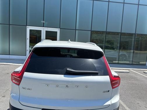 2023 Volvo XC40 B5 Plus Bright Theme
