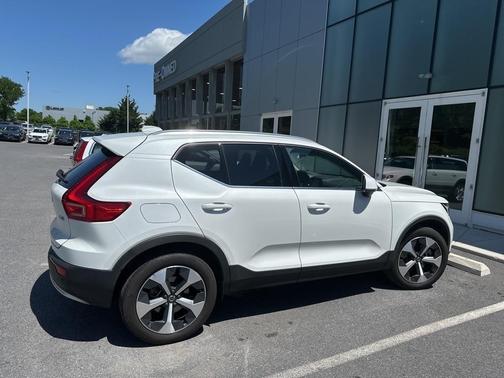 2023 Volvo XC40 B5 Plus Bright Theme