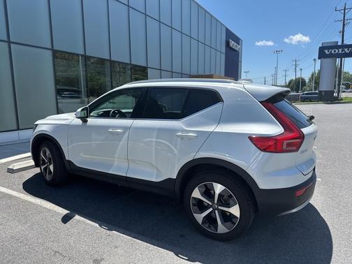 2023 Volvo XC40 B5 Plus Bright Theme