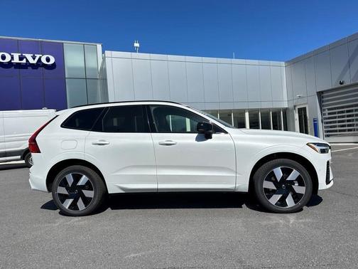 2025 Volvo XC60 Plug-In Hybrid T8 Plus
