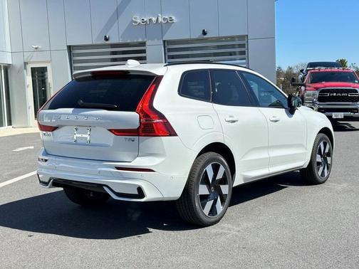 2025 Volvo XC60 Plug-In Hybrid T8 Plus