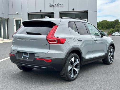 2025 Volvo XC40 B5 Plus Dark Theme