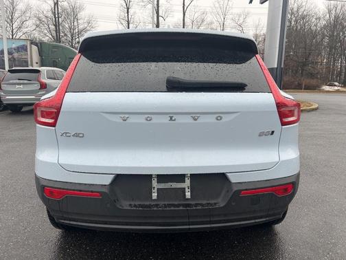 2024 Volvo XC40 B5 Plus Dark Theme