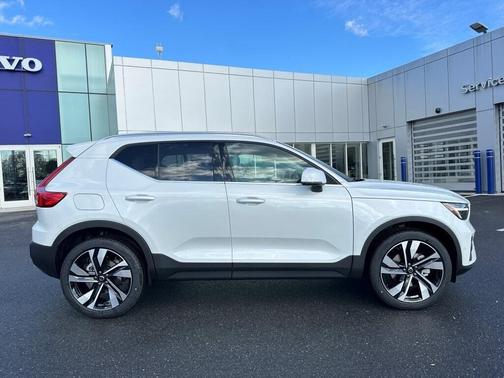 2025 Volvo XC40 B5 Ultra Bright Theme
