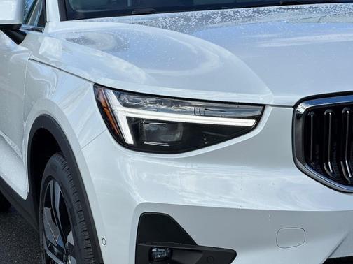 2025 Volvo XC40 B5 Ultra Bright Theme