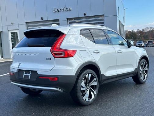 2025 Volvo XC40 B5 Ultra Bright Theme