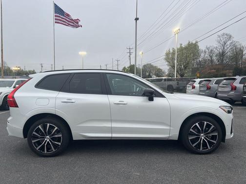 Crystal White 2024 Volvo XC60 B5 Plus Dark Theme