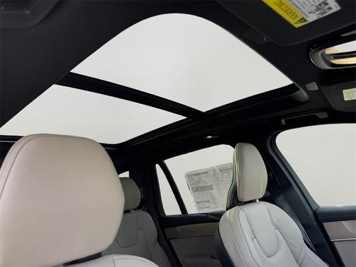 2026 Volvo XC90 Plug-In Hybrid T8 Ultra Dark Theme 7-Seater