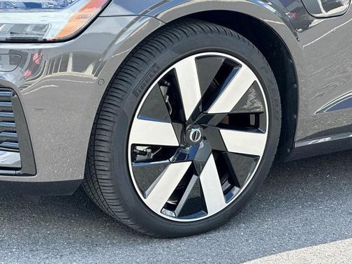 2024 Volvo S60 Recharge Plug-In Hybrid T8 Plus Dark Theme