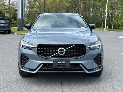2022 Volvo XC60 B5 R-Design