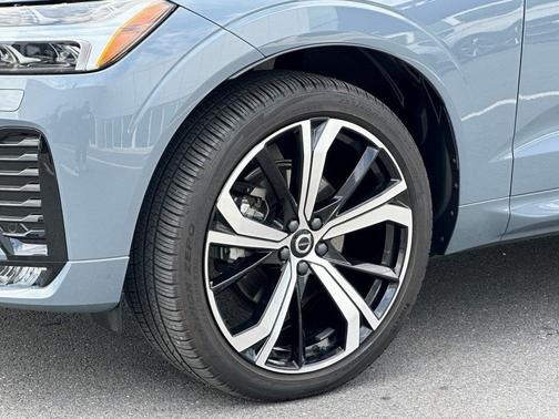 2022 Volvo XC60 B5 R-Design