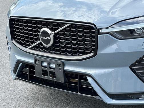 2022 Volvo XC60 B5 R-Design