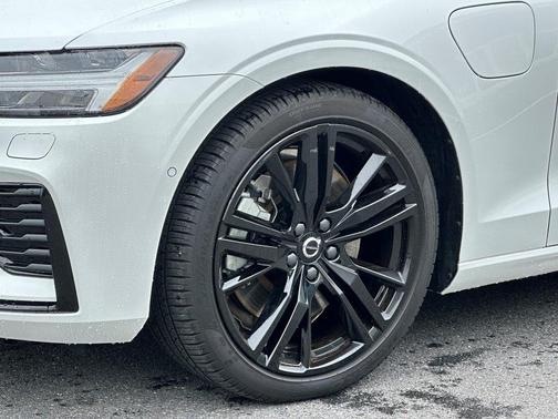 2023 Volvo S60 Recharge Plug-In Hybrid T8 Plus Black Edition
