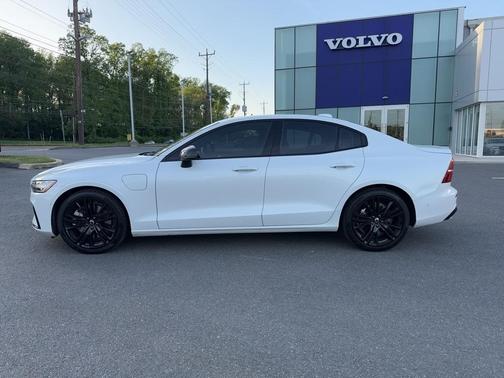 2023 Volvo S60 Recharge Plug-In Hybrid T8 Plus Black Edition