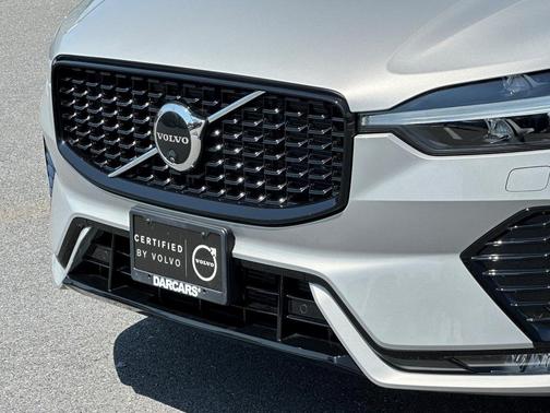 2024 Volvo XC60 B5 Plus Dark Theme