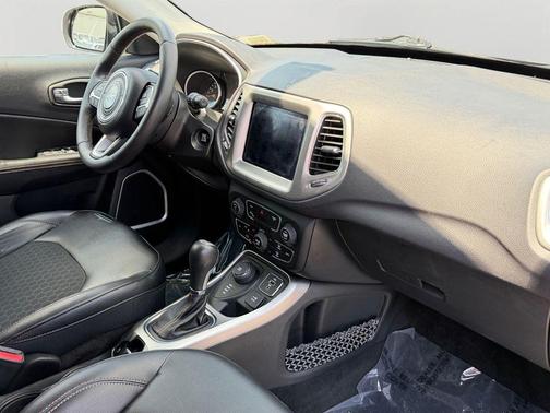 Granite Crystal Clearcoat Metallic 2017 Jeep Compass Latitude