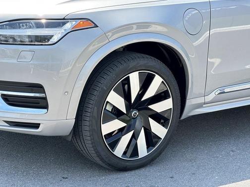 2023 Volvo XC90 Recharge Plug-In Hybrid T8 Ultimate Bright Theme 7-Seater