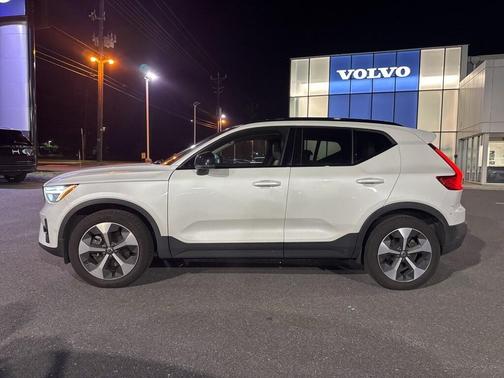 2023 Volvo XC40 B5 Plus Dark Theme