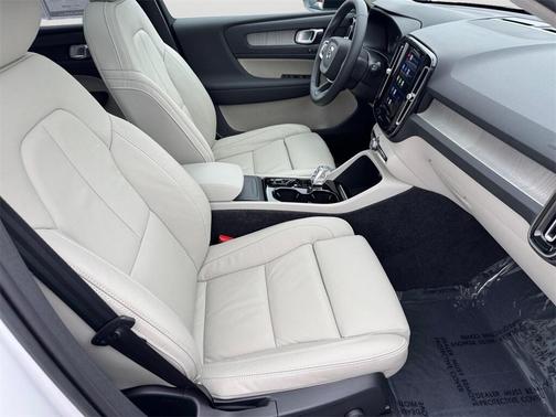 2023 Volvo XC40 B5 Plus Dark Theme