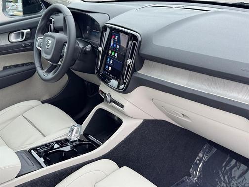 2023 Volvo XC40 B5 Plus Dark Theme