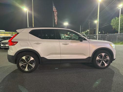 2023 Volvo XC40 B5 Plus Dark Theme