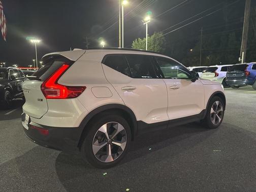 2023 Volvo XC40 B5 Plus Dark Theme