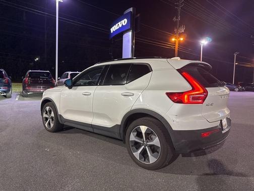2023 Volvo XC40 B5 Plus Dark Theme