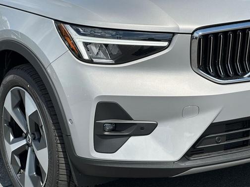 2025 Volvo XC40 B5 Plus Bright Theme