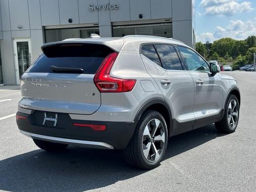 2025 Volvo XC40 B5 Plus Bright Theme