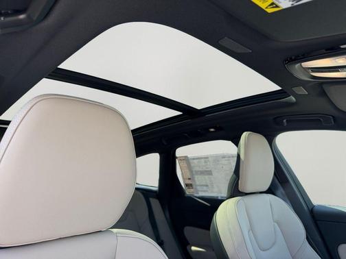 Crystal White Metallic 2026 Volvo XC60 B5 Plus