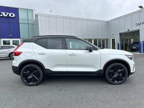 2026 Volvo XC40 B5 Ultra Black Edition
